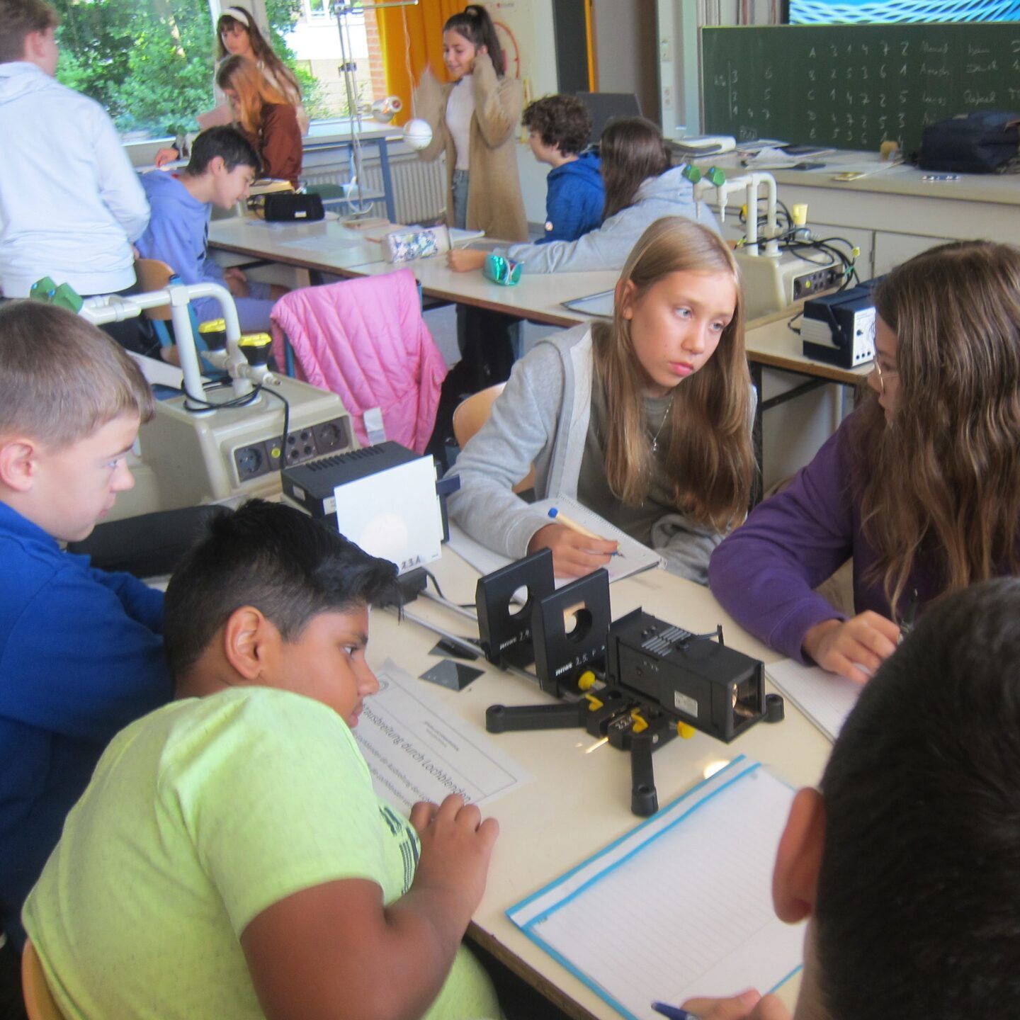 Eine Schülergruppe im Physikunterricht