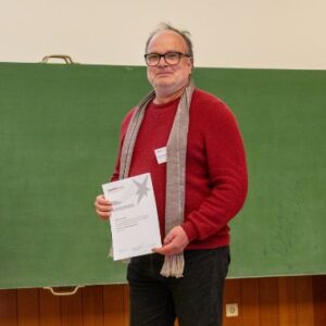 Herr Dr. Landwehr mit seiner Urkunde