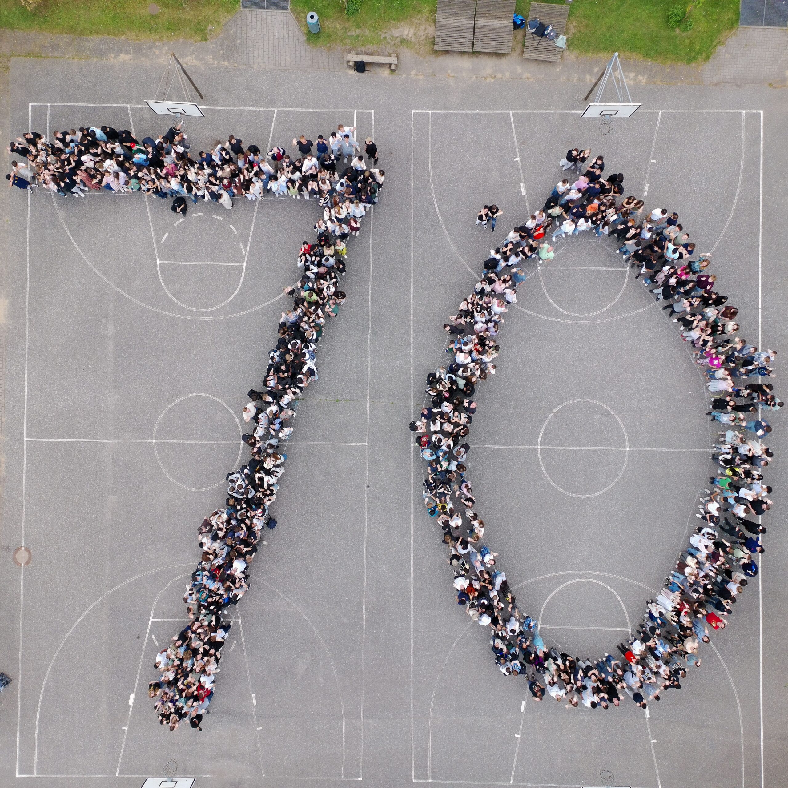 Die AvH-Schulgemeinschaft stellt zum Jubiläum eine 70 auf dem Schulhof