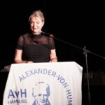 Die Schulleiterin Frau Hansen eröffnet die Abiturfeier