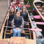 Ein Ruderboot mit vielen Schülerinnen