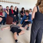Schülerinnen und Schüler in einem Erste-Hilfe-Workshop