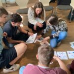 Schülerinnen und Schüler in einem Workshop