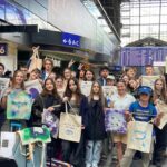 Schülerinnen und Schüler mit den besprühten Stoffbeuteln auf dem Hamburger Hauptbahnhof