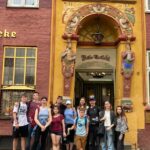 Schülerinnen und Schüler vor der Lüneburger Ratsapotheke