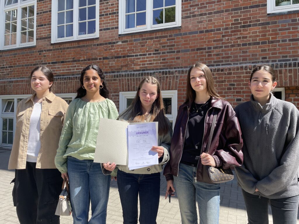 Über den 2. Platz beim Fremdsprachen-Wettbewerb freuen sich (von links nach rechts) Rabeha, Abir, Charlotte, Elina und Hivda aus der 8a