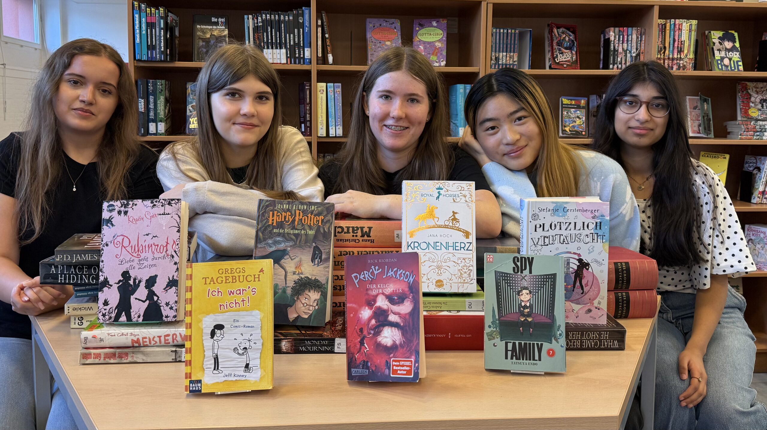 Lesende Schülerinnen in der Bibliothek