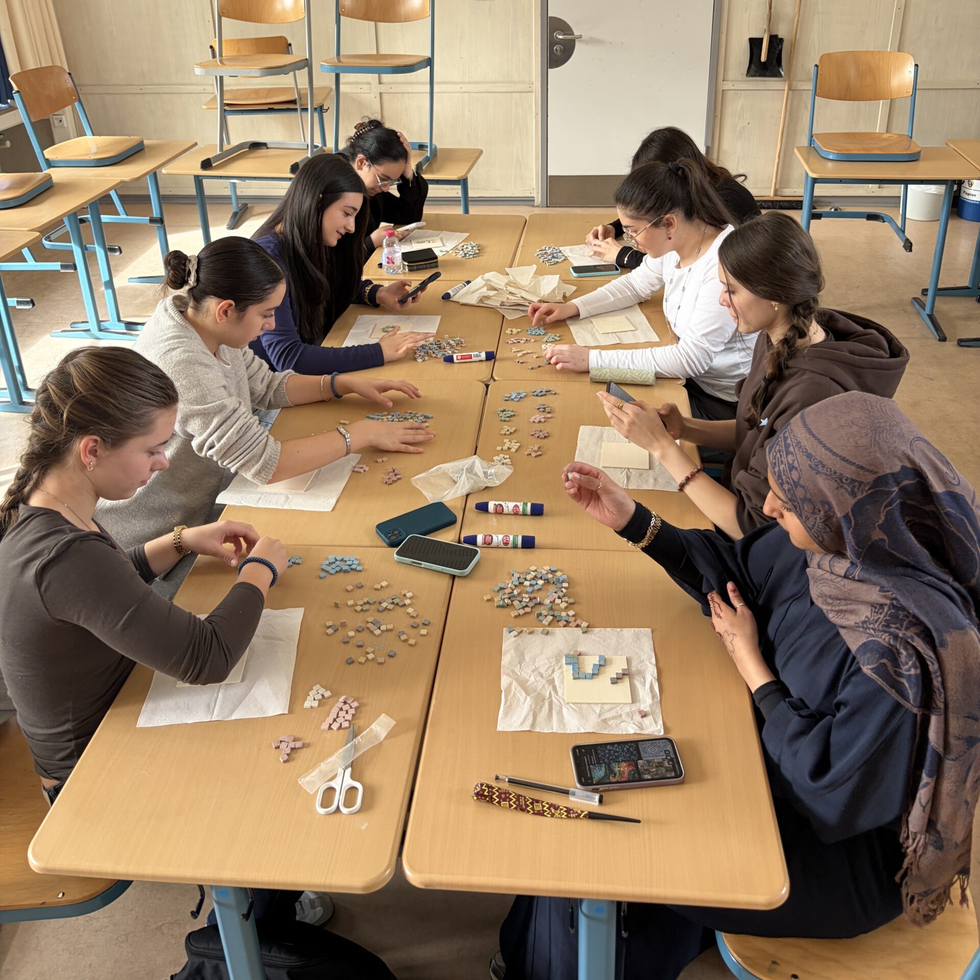 Antike Kunst zum Anfassen: Die 9. Klasse gestaltet römische Mosaike im Lateinunterricht